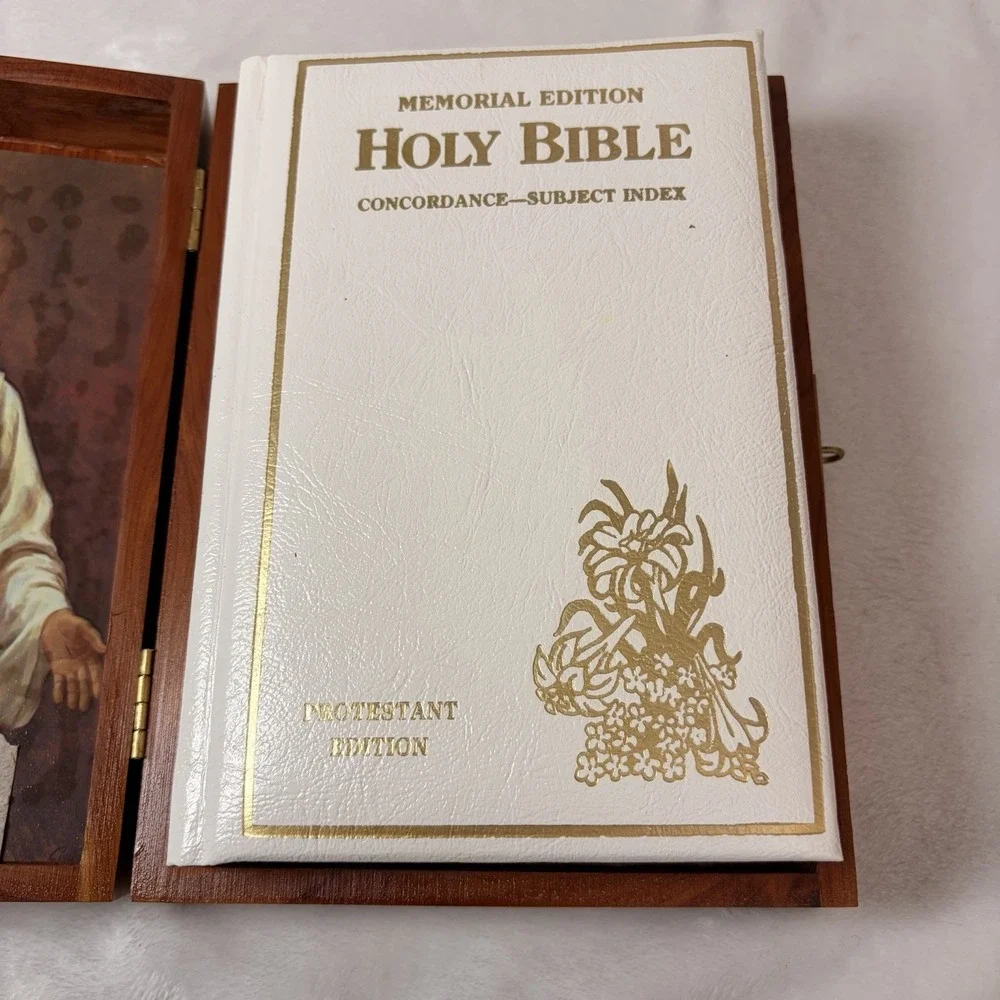 Vintage 1976‎ Memorial Protestant Edition Holy Bible In Cedar Wood Box USA Read